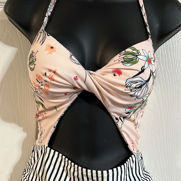 Cupshe one piece swim suit,size large, NWT. - Picture 4 of 9